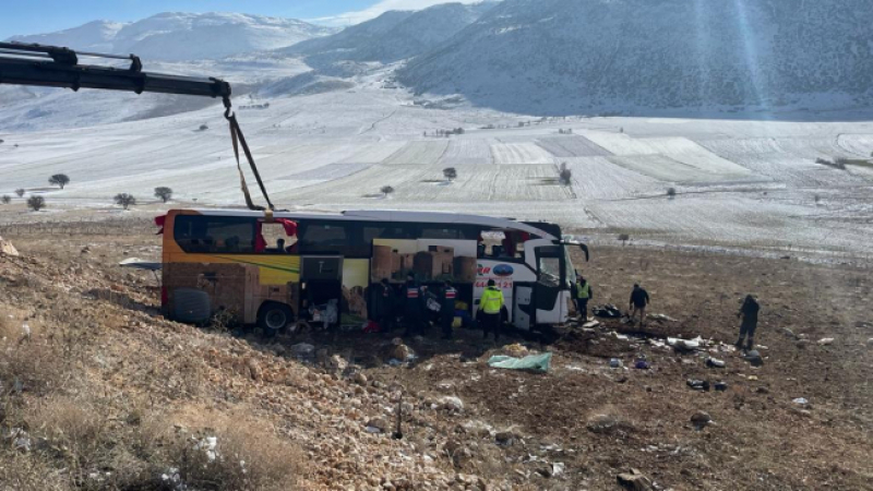 Страшна трагедия с автобус в Турция, има жертви СНИМКИ