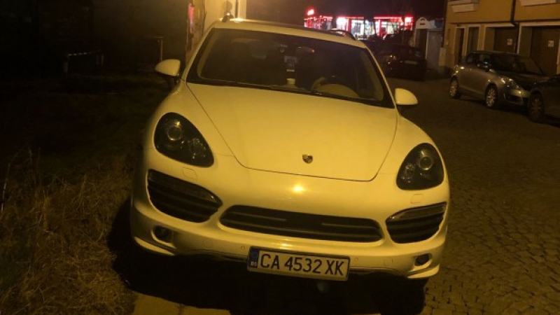 "Порше" паркира на това място в Пловдив и сега цялата мрежа плюе по него СНИМКА