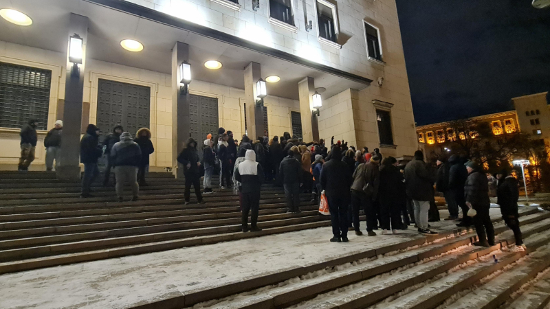 Невиждано стълпотворение в центъра на София по тъмна доба, ето причината СНИМКИ