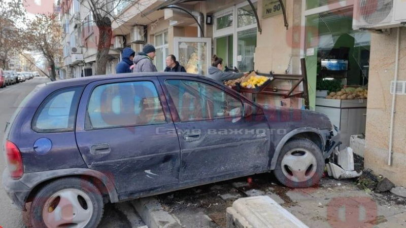 Кола се заби в зеленчуков магазин в Бургас