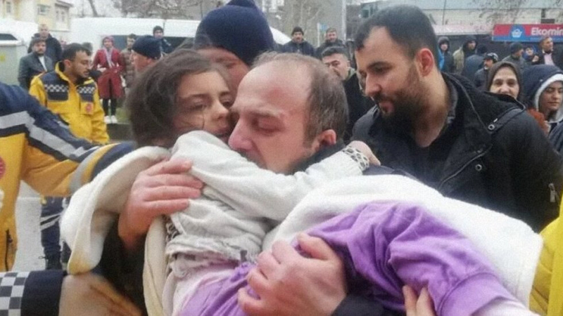 Покъртително ВИДЕО: Спасиха 5-годишно момиченце от руините в Турция, а то...