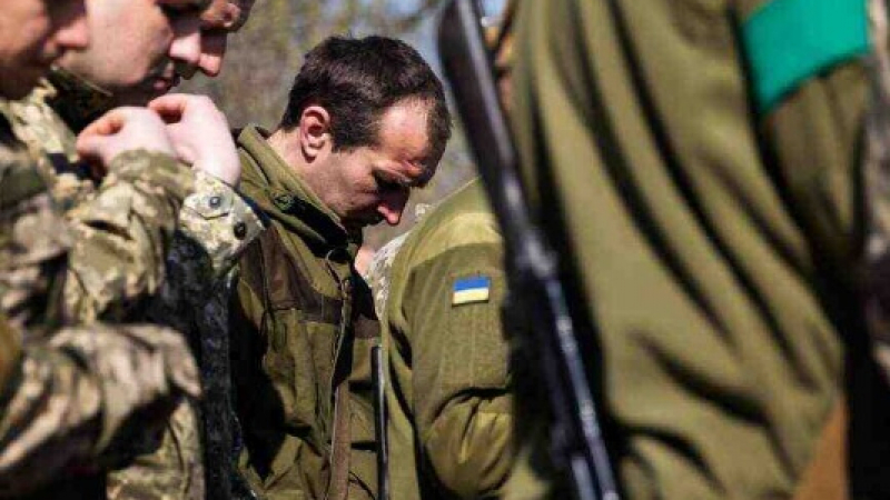 Украински офицер разказа за "Политико" защо войниците на ВСУ бягат от позициите си