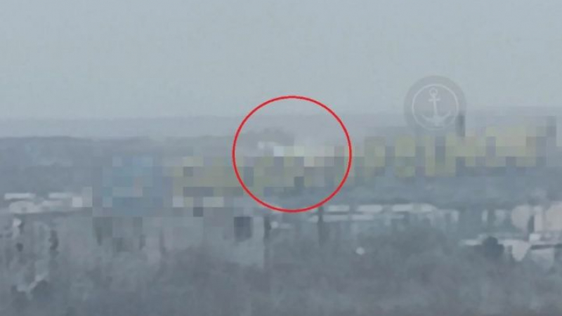 Мощни експлозии разтърсиха Мариупол, руски самолети кръжат над града