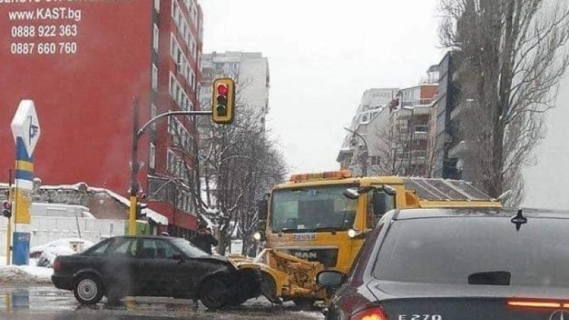 Катастрофа между автомобил и снегорин в центъра на София взриви фейса