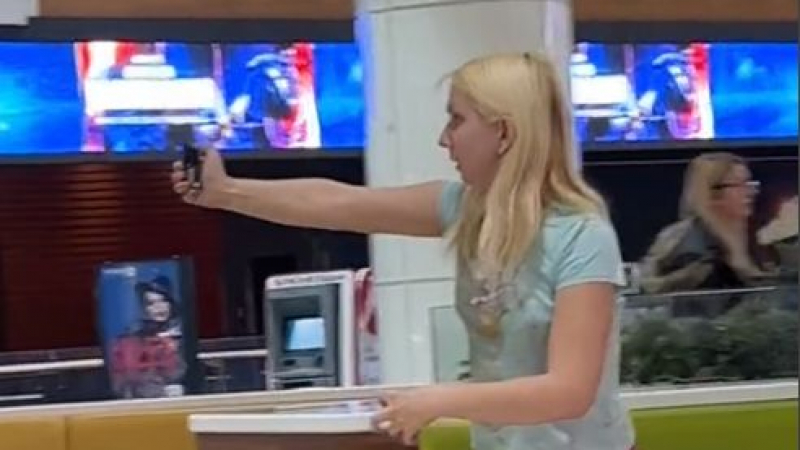 Пак простащини: Емили Тротинетката изкара акъла на хората в мол, нападна ги с... ВИДЕО 