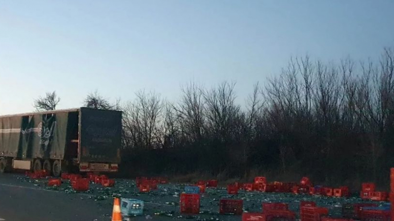Шофьор на камион направи голямо мазало край Хасково СНИМКИ 