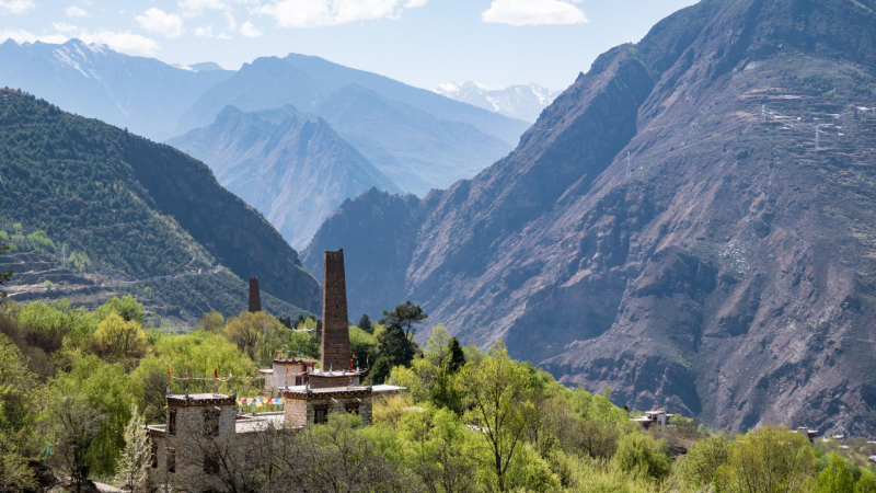 Мистерия: Стотици каменни кули са изникнали в Хималаите и никой не знае...