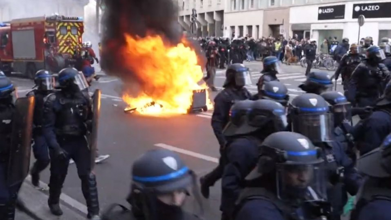 Нови мощни протести във Франция! По улиците стана страшно ВИДЕО 