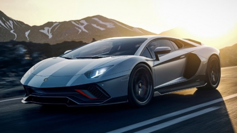 Не е истина: Служител на паркинг разби две суперколи Lamborghini ВИДЕО