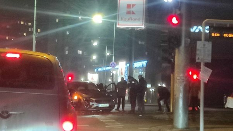 Сигнал до БЛИЦ! Адско меле в столицата, хвърчат полиция, пожарна и линейка СНИМКА