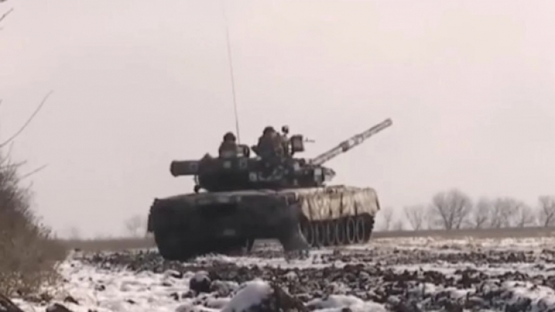 ВИДЕО от войната: Войници "украинизираха" руски танкове край Соледар и удрят с тях