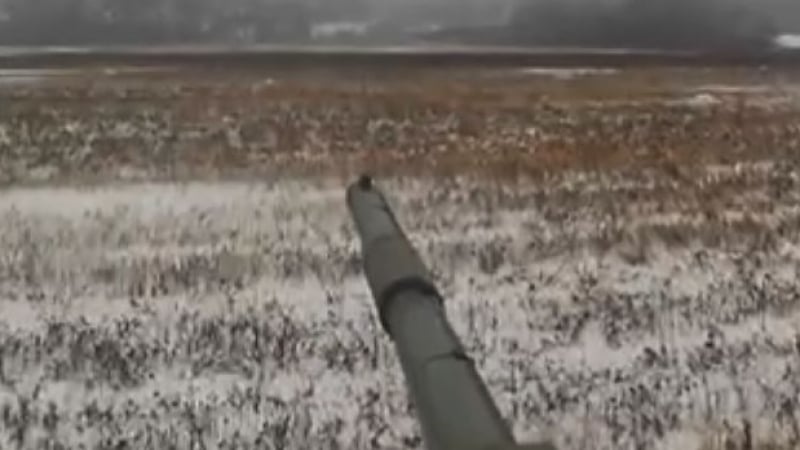 ВИДЕО от войната: Показаха щурма на руски танкове срещу село Невское