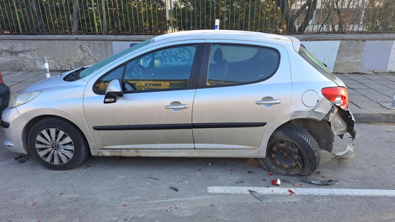 Spark блъсна паркирана кола в София, джигитът избяга СНИМКИ