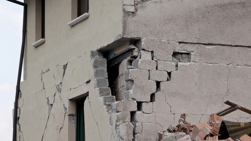 Двама души пострадаха след земетресението в Румъния, десетки блокове се напукаха ВИДЕО