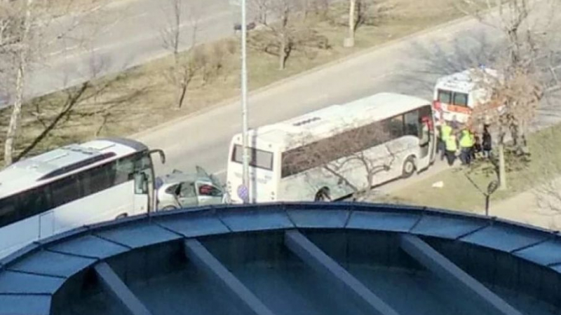 Извънредно! Тежка катастрофа с два автобуса и кола в Пловдив, има пострадало дете СНИМКА