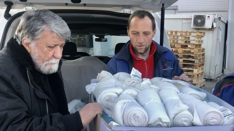 Вежди Рашидов и съпругата му с дарение за пострадалите от земетресението в Турция и Сирия