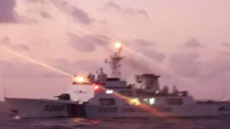 Военен кораб на Китай изгори с боен лазер филипински граничен катер 