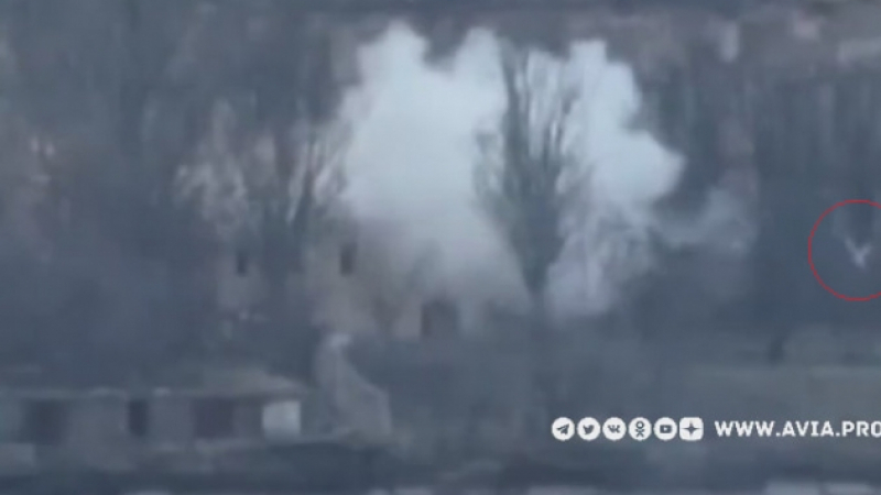ВИДЕО от войната: Руска противотанкова ракета изхвърли украински войник на 30 метра през прозорец 