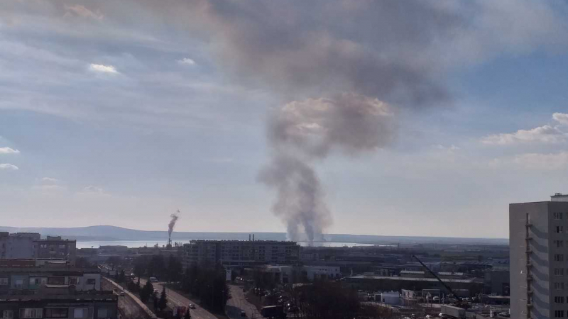 Гъсти облаци дим се стелят над Бургас, черни парчета падат от небето СНИМКИ 