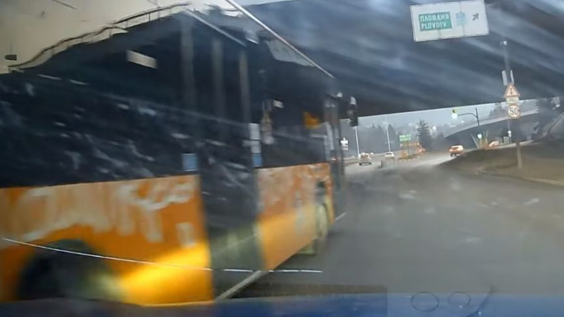 Пълно безумие! Рейс на градския блъсна кола в София, шофьорът избяга, а полицаите... ВИДЕО