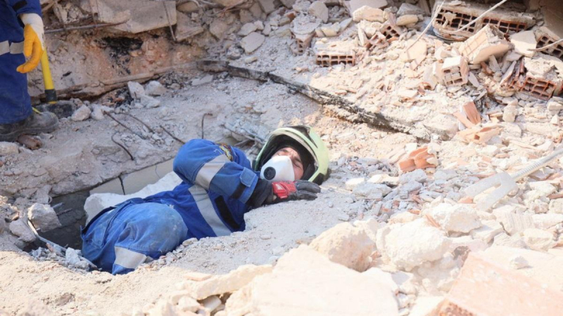 В Турция телефон, паднал от прозореца по време на земетресението, помогна за спасението на семейство