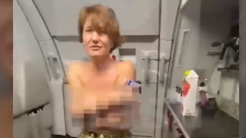 Рускиня се съблече гола в самолет и заръфа стюардеса ВИДЕО 