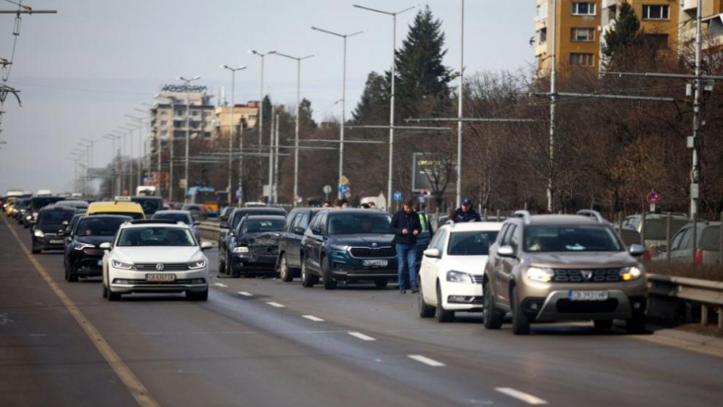 Първо в БЛИЦ! Близо 17 помлени коли в 4 зверски мелета парализираха столичния бул. „Цариградско шосе“ СНИМКИ