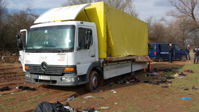 Нови зловещи СНИМКИ от камиона ковчег с натъпкани мигранти, открит край София