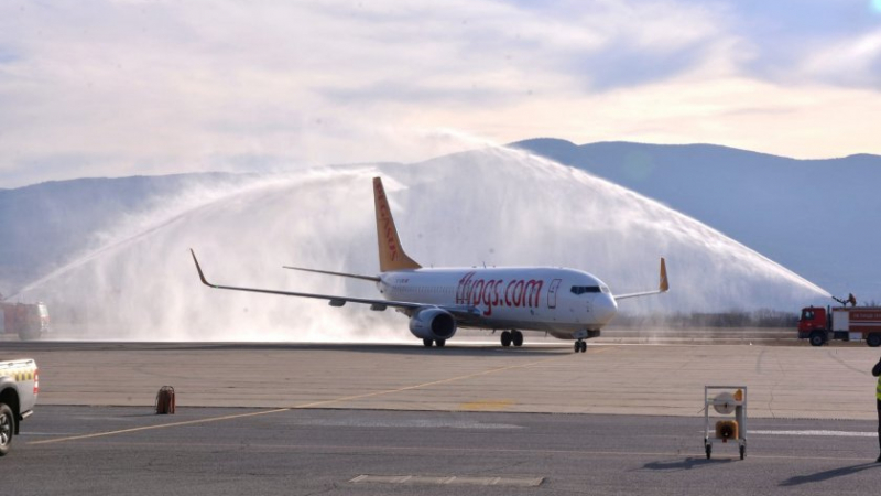  Доброволци изпратиха помощи с първата в историята на летище Пловдив линия до Турция