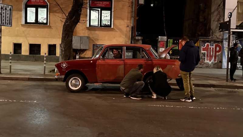 "Върти тоя крик, мацко": Скандална СНИМКА подпали мрежата