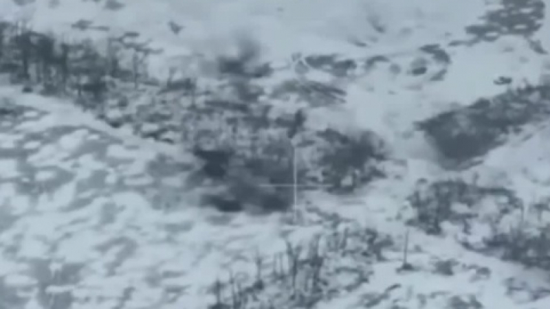 ВИДЕО от войната: ВСУ заснеха поразяването на руски танкове от небето и от земята