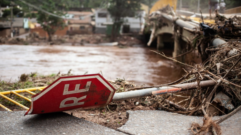 19 са жертвите на наводненията в Бразилия, търсят десетки изчезнали хора