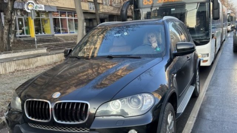 Жена раздава правосъдие на пътя, с ритник счупи огледалото на друга шофьорка