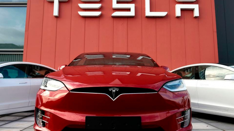 От Tesla признаха, че стотици хиляди нейни коли могат да ви убият