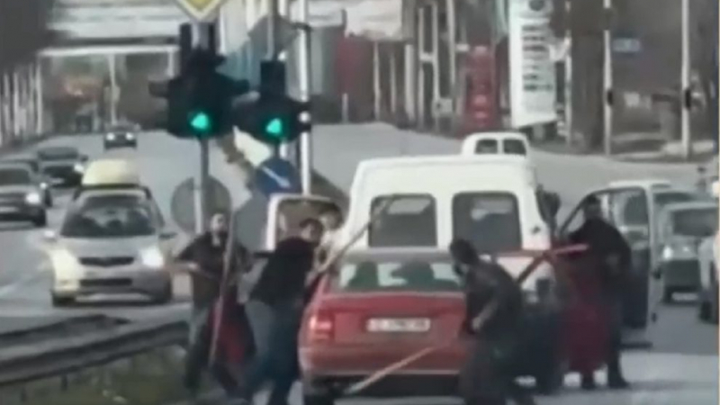 Гореща новина за мъжете, които се биха с тояги на кръстовище в Пловдив