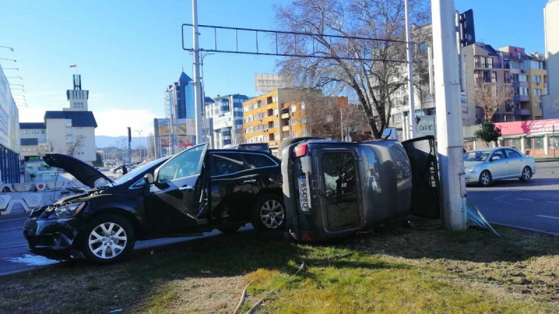 Лада нива се сборичка в бясна каскада с друг джип в Пловдив, за нея ще се говори дълго СНИМКИ