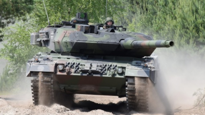 Войник от ВСУ на обучение сравни танковете „Леопард 2“ с...