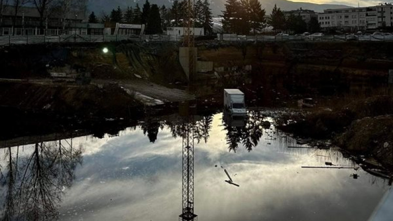 Бус падна в езеро в "Студентски град" в София СНИМКИ