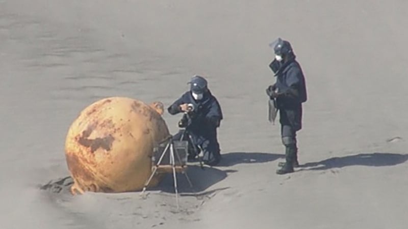 Подозрителна топка с диаметър 1,5 м се появи край бреговете на Япония ВИДЕО