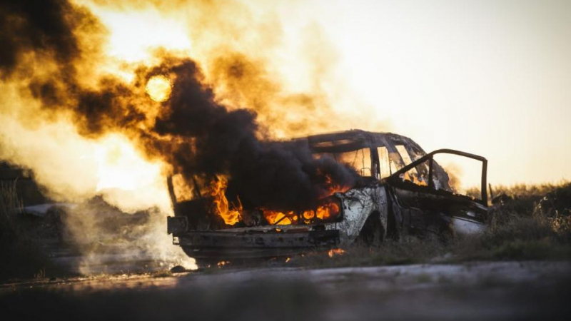 Кола избухна в пламъци на пътя Симитли-Разлог ВИДЕО