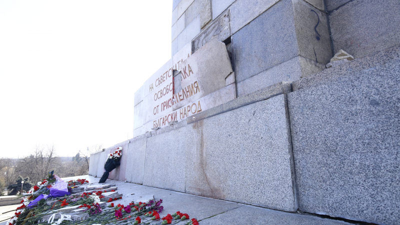 Столична община каза какво да се прави със счупената плоча на Паметника на Съветската армия 