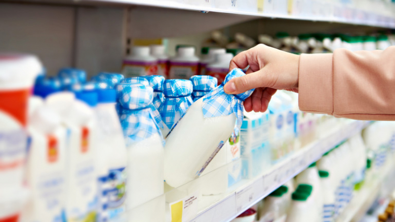 Скандално! В сърцето на Европа и в САЩ българското мляко по-евтино, отколкото в София 