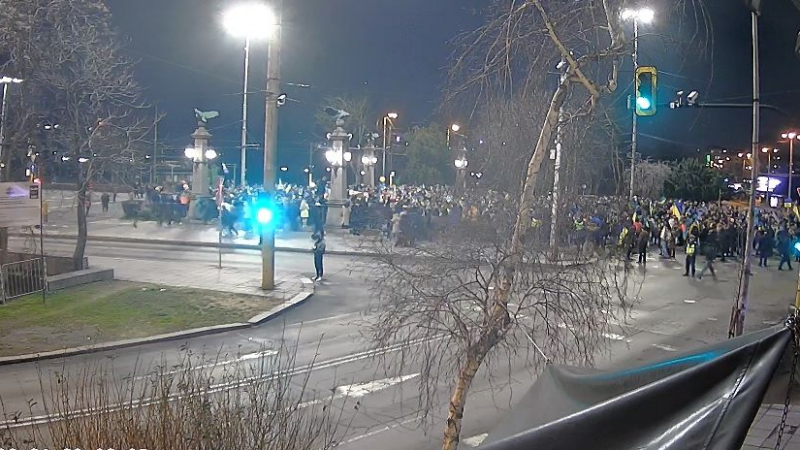 Хиляди се събраха в центъра на София, "Орлов мост" е блокиран СНИМКИ