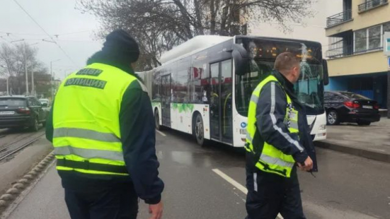 Опасен инцидент с автобус в центъра на София, ето какво се случва СНИМКИ