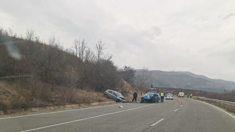 Кошмарно меле с куп ранени в Кюстендилско, линейки хвърчат към болницата СНИМКА