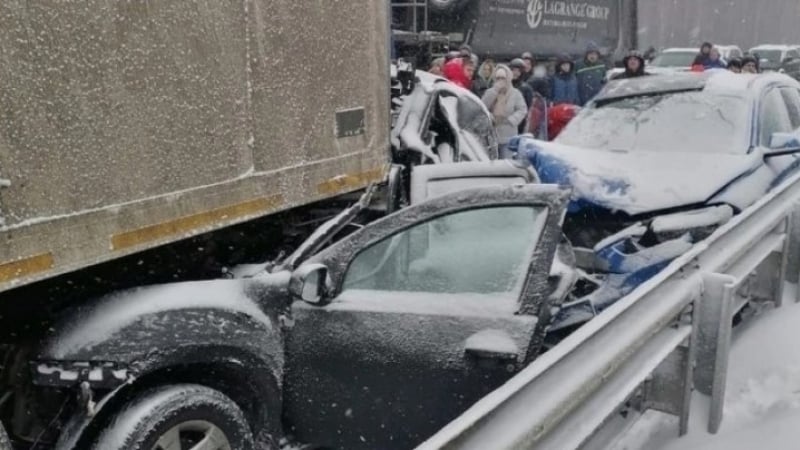 Брутално меле с 42 коли блокира пътя за Москва, има загинал ВИДЕО 