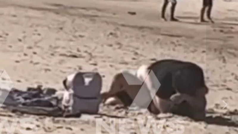 Разгонена двойка прави секс на плажа пред очите на деца и шокирани очевидци СНИМКИ 18+