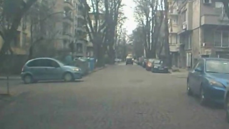 Просто мога да ти кажа, че си мегамалоумник! Защо шофьор се кара на друг на кръстовище в Пловдив ВИДЕО СЪС ЗВУК