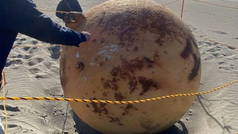 Разбули се мистерията около огромната топка на брега на Япония