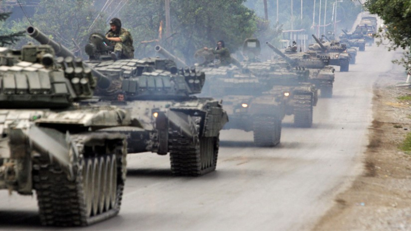 ВИДЕО от войната: Руска бойна техника се стича в Мелитопол, какво се случва